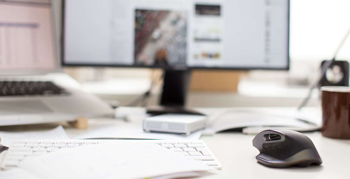 seo specialist preparing his work desk